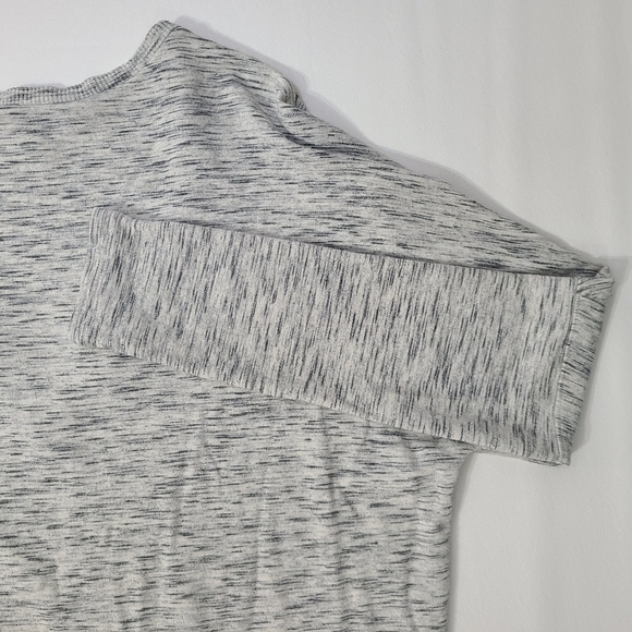 Express Long Sleeve V-Neck Relaxed Fit Hi-Lo Top with Pocket Heather Gray, Small - Picture 9 of 12